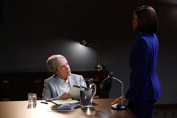 Olympia a enferm&eacute; Matty dans un bureau S1E17
