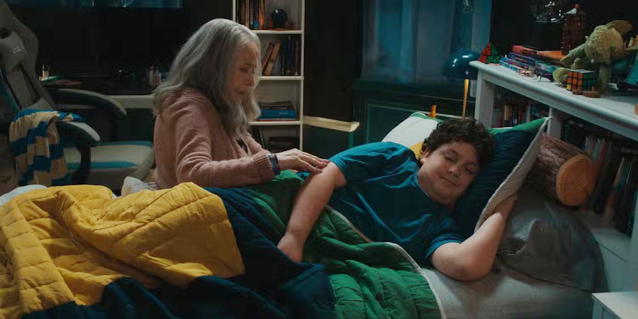 Alfie &eacute;coute sa grand-m&egrave;re parler de sa maman