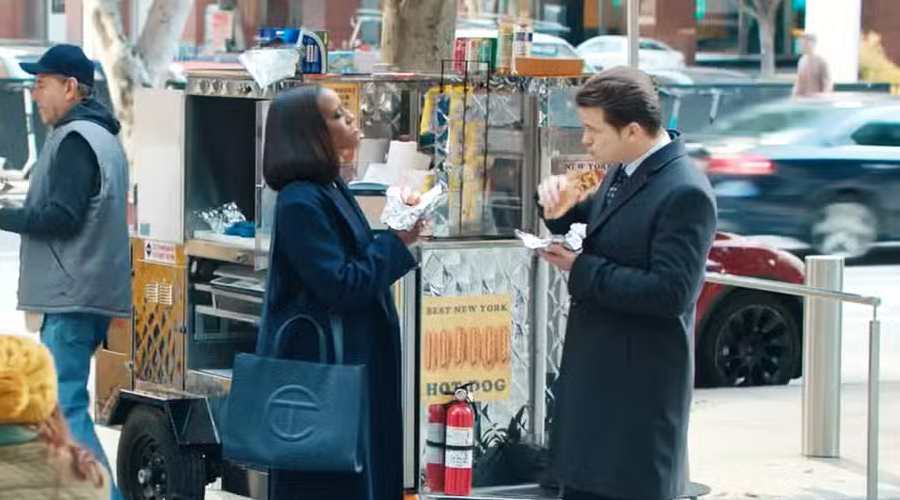 Julian et Olympia autour d'un hot dog