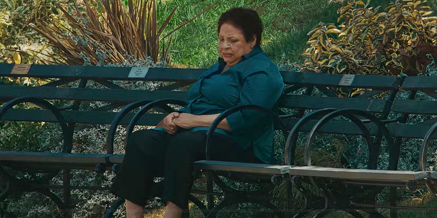 Mrs Belvin attend dans un parc S1E15