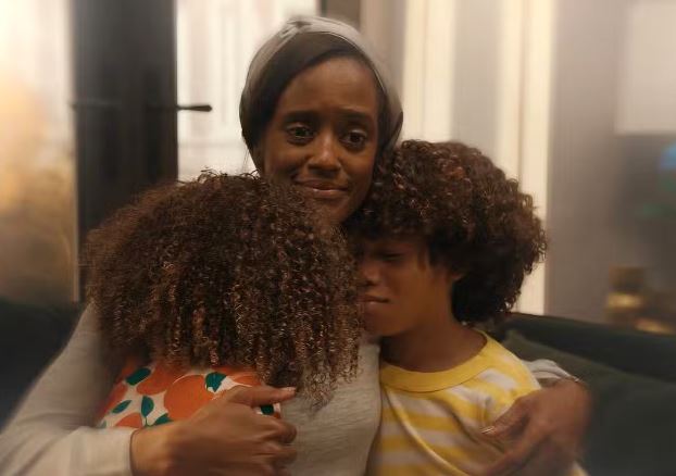 S1E17 Olympia fouille sa maison &agrave; la recherche d'un micro, ses enfants inquiets