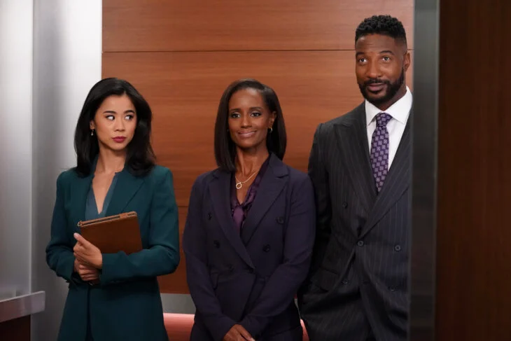 Sarah s'immisce dans une discussion entre Elijah et Olympia S1E12