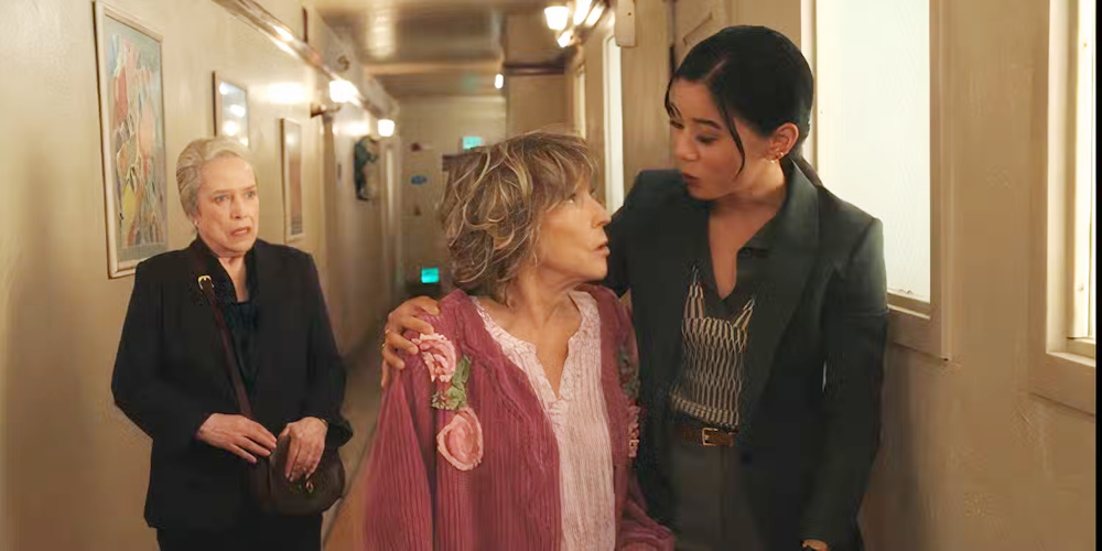 Sarah douce et compr&eacute;hensive avec la dame s&eacute;nile